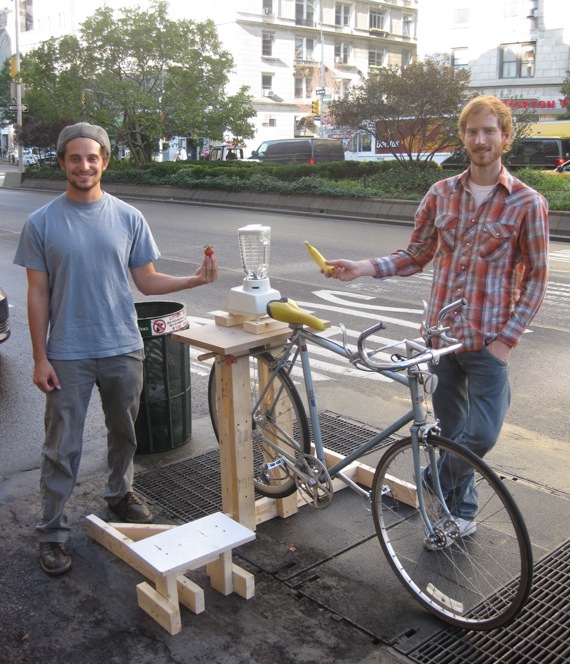 Free bike-powered smoothies are available at 116th and Broadway. Photo: Noah Kazis.