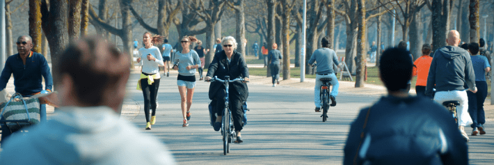 It's full of cyclists and joggers, but Amsterdam's Vondelpark loop is designed differently than the one in Central Park. Photo: Jannes Glas/Flickr