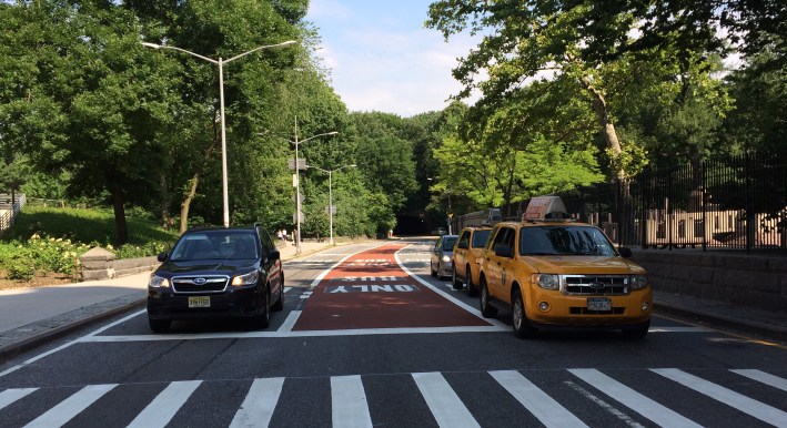 A new bus lane next to the right-turn lane keeps buses from getting stuck at the back of the line as they exit the 86th Street Transverse at Fifth Avenue. Photo: Stephen Miller