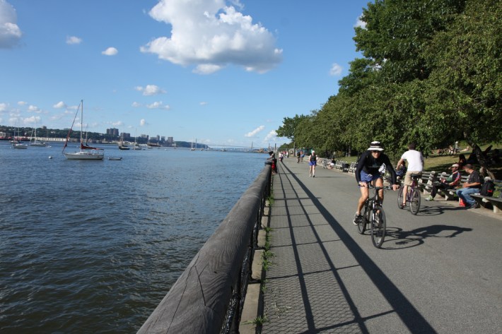 A Park Department proposal could prohibit cyclists from biking along the west side waterfront between 73rd Street and 82nd Street. Image: Flickr