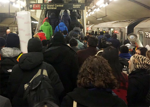 A 7 train platform became dangerously crowded this morning.