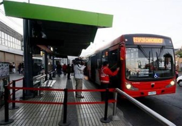 A fare-control zone set up with low-cost materials in Santiago, Chile. Photo: BRT Planning International/Transalt