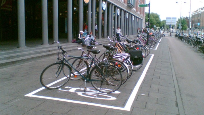 Painted "fietsparkeervakken," or literally "bike parking spaces," in Amsterdam organizes bikes to keep streets and sidewalks orderly. Photo: NHNieuws