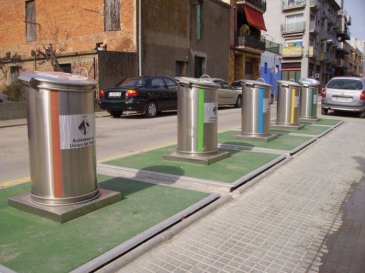 How they do it in Barcelona. Photo: https://commons.wikimedia.org/wiki/File:Reciclatge_Llinars_Catalunya.JPG