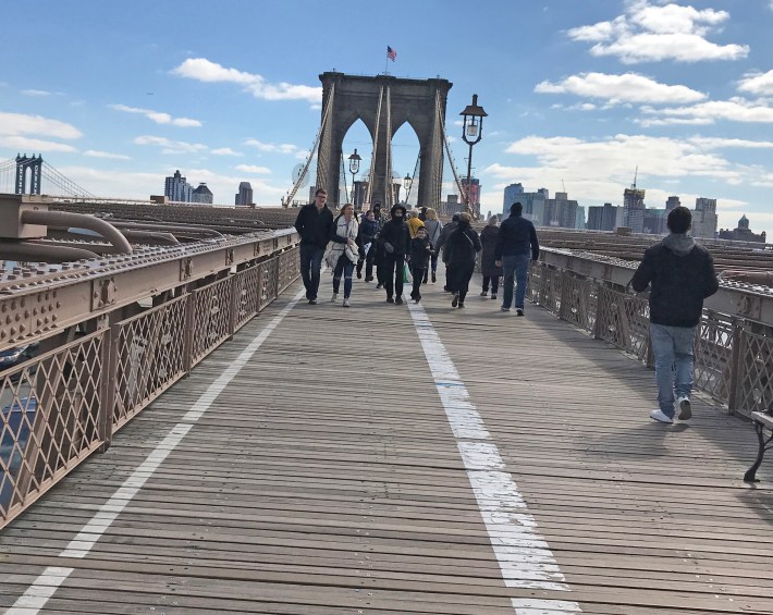 no signage on brooklyn bridge