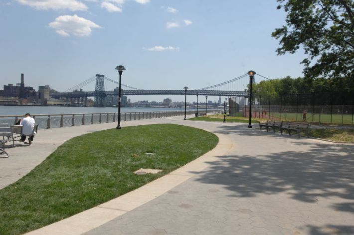 East River Park, looking at the Williamsburg Bridge. A city plan to raise the coastline would dig up the park, rendering it unusable for four years. Photo: Parks Department