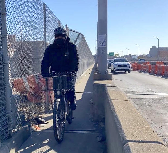 Lots of room for cars, little room for people on Washington Bridge. Photo: Lucia Deng