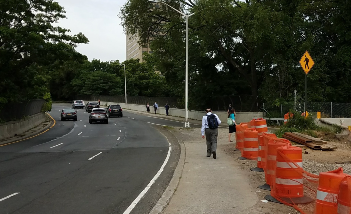 Commuters traveling along the Kew Gardens Interchange by foot in 2018, before the bridge was reconstructed. Photo: Yehuda Pollack
