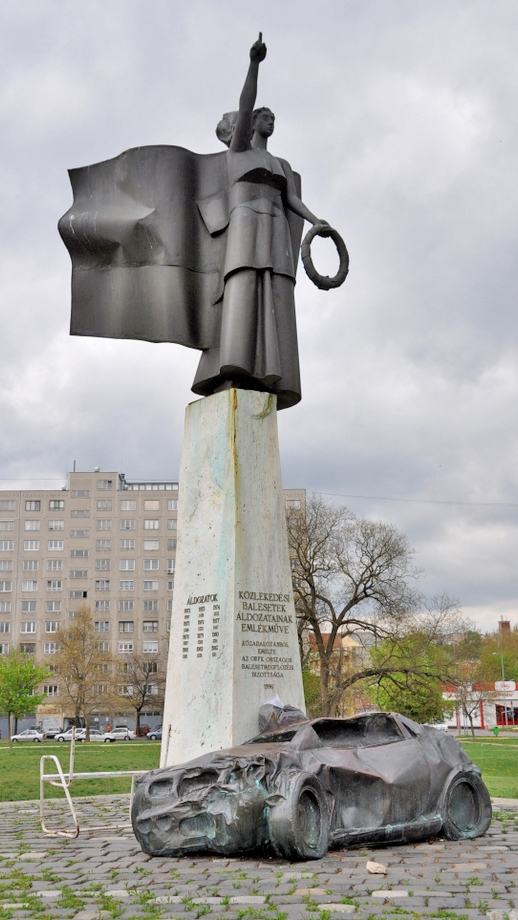 The crash victims monument in Budapest. Photo: VinceB