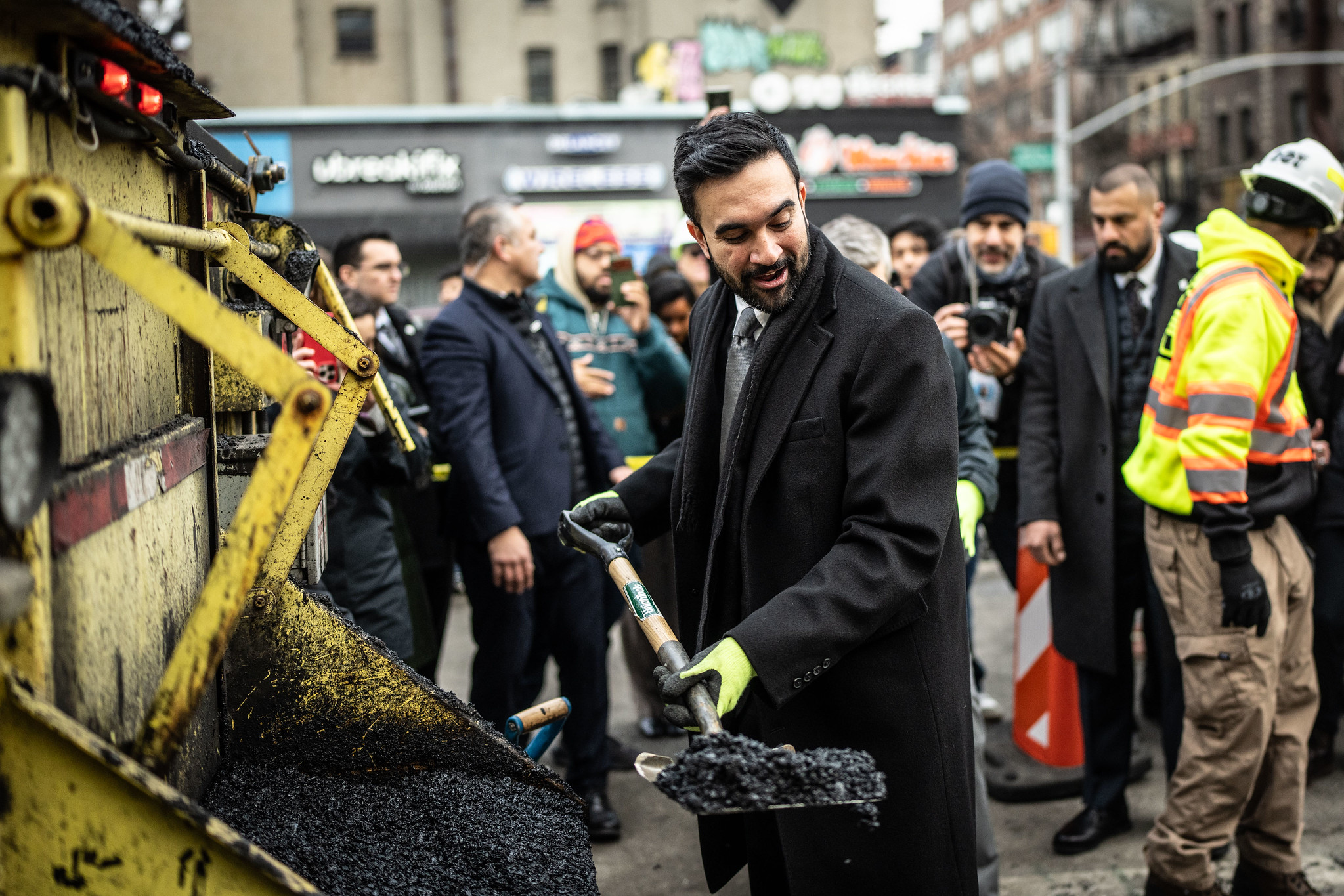 Grab a Shovel: Mayor Mamdani Begins Fix of Williamsburg Bridge Shitshow - Streetsblog New York City